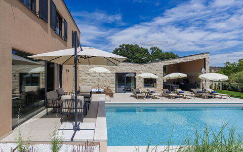 Sola: Piscina, Zona Residenziale, Casa, Estate, Shade, Villa, Mobili Da Esterno, Ricorrere, Landscaping, Calcestruzzo