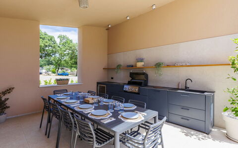 Sola: Mobilia, Sedia, Pavimentazione, Tavolo, Cucina & Sala Da Pranzo Tavolo, Pavimento, Controsoffitto, Cucina, Shade, Ristorante