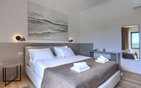 Sola: Interior Design, Pavimentazione, Pavimento, Mobilia, Camera Da Letto, Letto, Soffitto, Casa, Lancia Cuscino, Camera