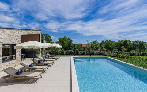 Sola: Piscina, Materiale Composito, Ricorrere, Giardino, Mobili Da Esterno, Estate, Landscaping, Eco Hotel, Shade, Cortile