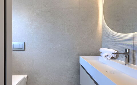 Sola: Parete, Pavimentazione, Idraulico Fixture, Interior Design, Pavimento, Bagno, Soffitto, Idraulico, Specchio, Rubinetto