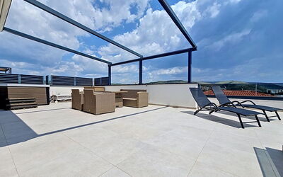 Trogir Okrug Gornji 326: Pavimentazione, Pavimento, Materiale Composito, Mobili Da Esterno, Sedia, Shade, Piastrella, Design, Piscina, Deck