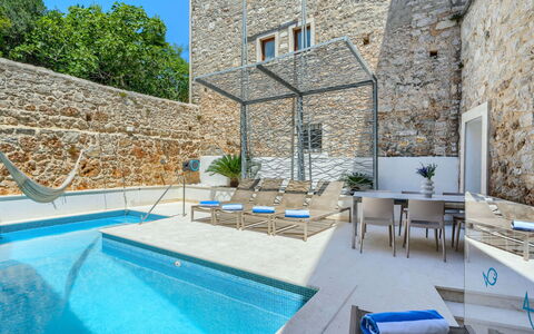 Villa Majestic: Piscina, Materiale Composito, Ricorrere, Piastrella, Mobili Da Esterno, Villa, Flagstone, Hotel, Eco Hotel