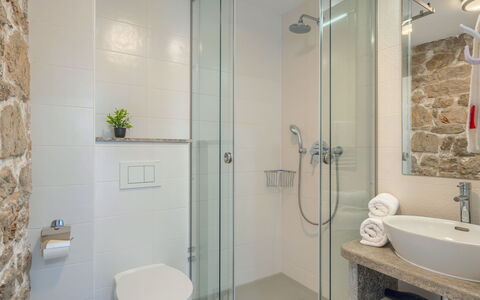 Villa Majestic: Bagno, Lavandino Del Bagno, Idraulico Fixture, Interior Design, Lavello, Pavimentazione, Pavimento, Rubinetto, Gabinetto, Specchio