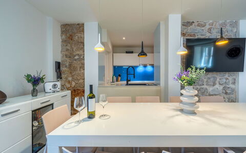 Villa Majestic: Mobilia, Interior Design, Cucina, Pavimentazione, Parete, Controsoffitto, Lampada, Soffitto, Legna, Pavimento