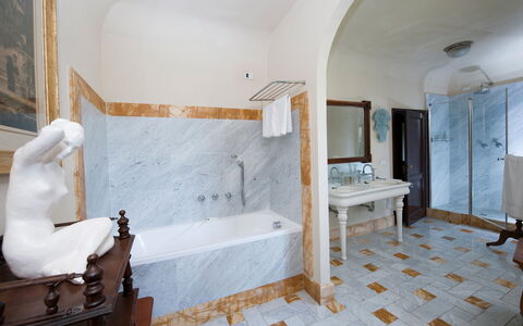 Castello di Cabbiavoli: Pavimentazione, Interior Design, Pavimento, Vasca Da Bagno, Idraulico Fixture, Illuminazione, Mobilia, Bagno, Soffitto, Camera