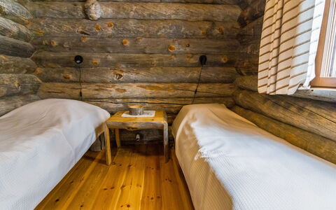 Mäkikelo: Legna, Camera Da Letto, Lenzuolo, Letto, Bedding, Pavimento, Latifoglie, Plank, Telaio Del Letto, Color Legno