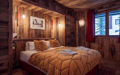 Chalet Genepy: Camera Da Letto, Legna, Interior Design, Letto, Lenzuolo, Bedding, Soffitto, Illuminazione, Telaio Del Letto, Pavimentazione