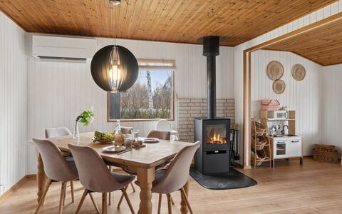 Ansberga - 3.2Km to the Fjord: Mobilia, Pavimentazione, Interior Design, Legna, Pavimento, Pavimento In Legno, Soffitto, Illuminazione, Soggiorno, Casa
