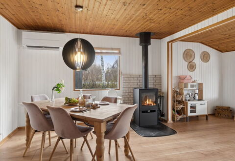 Ansberga - 3.2Km to the Fjord: Mobilia, Pavimentazione, Interior Design, Legna, Pavimento, Pavimento In Legno, Soffitto, Illuminazione, Soggiorno, Casa