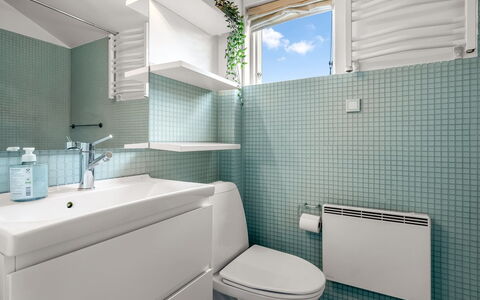 Björk - 10M from the Sea: Parete, Interior Design, Bagno, Pavimentazione, Idraulico Fixture, Gabinetto, Toilet Seat, Pavimento, Lavello, Piastrella