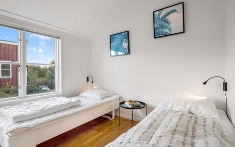 Björk - 10M from the Sea: Camera Da Letto, Letto, Lenzuolo, Soffitto, Pavimento, Bedding, Telaio Del Letto, Pavimento In Legno, Cuscino, Biancheria