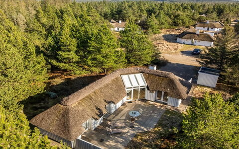 Udder - 1.3Km from the Sea: Mobilia, Interior Design, Legna, Soffitto, Pavimentazione, Pavimento, Pavimento In Legno, Cucina & Sala Da Pranzo Tavolo, Tavolo, Lampada