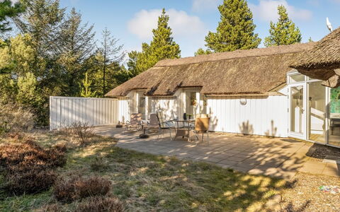 Udder - 1.3Km from the Sea: Mobilia, Interior Design, Legna, Soffitto, Pavimentazione, Pavimento, Pavimento In Legno, Cucina & Sala Da Pranzo Tavolo, Tavolo, Lampada