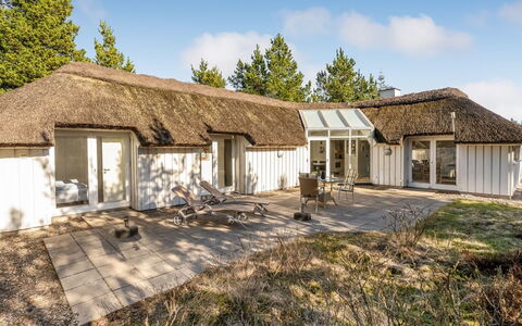 Udder - 1.3Km from the Sea: Mobilia, Interior Design, Legna, Soffitto, Pavimentazione, Pavimento, Pavimento In Legno, Cucina & Sala Da Pranzo Tavolo, Tavolo, Lampada