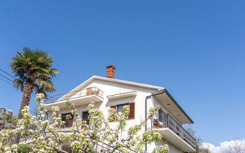 Lovran 325: Cielo, Blu, Costruzione, Finestra, Casa, Zona Residenziale, Facciata, Casa, Architettura, Quartiere