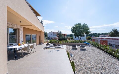 Nikoleta: Architettura, Materiale Composito, Urban Design, Calcestruzzo, Shade, Landscaping, Giardino, Driveway, Flagstone