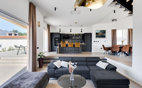 Nikoleta: Mobilia, Interior Design, Pavimentazione, Divano, Parete, Pavimento, Soffitto, Legna, Soggiorno, Casa