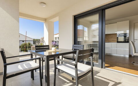 Petra: Interior Design, Pavimentazione, Appartamento, Pavimento, Soffitto, Condominio, Balcone, Porta A Casa, Sedia, Shade