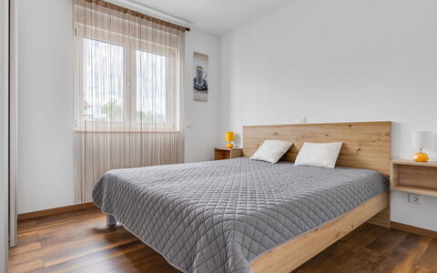 Petra: Letto, Mobilia, Camera Da Letto, Interior Design, Bedding, Pavimentazione, Pavimento, Lenzuolo, Parete, Legna