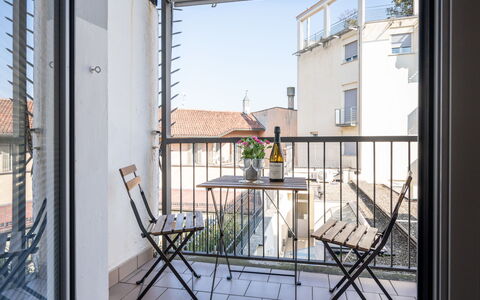 Alba 46: Balcone, Appartamento, Ferro, Corrimano, Metallo, Portico, Sedia, Bicchiere, Colonna, Alluminio