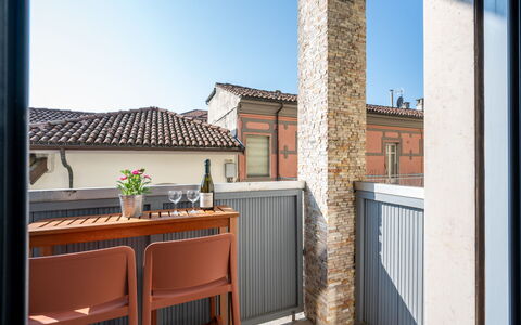 Alba 46: Casa, Appartamento, Color Legno, Balcone, Illuminazione Diurna