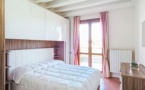 Parma House: Letto, Mobilia, Camera Da Letto, Interior Design, Pavimentazione, Legna, Pavimento, Bedding, Lenzuolo, Camera