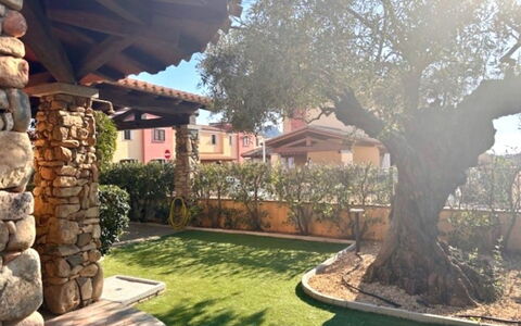 Villetta Rosa: Facciata, Tetto, Energia Solare, Shade, Energia Solare, Capannone, Raccordo