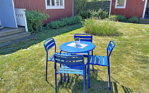 Villa Alvaret: Blu, Mobilia, Mobili Da Esterno, Sedia, Tavolo Esterno, Giardino, Prato, Backyard, Shade, Cortile