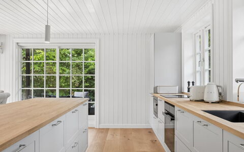 Har - 685M from the Sea: Pavimentazione, Legna, Cucina, Controsoffitto, Pavimento, Interior Design, Cabinetry, Soffitto, Mobilia, Pavimento In Legno