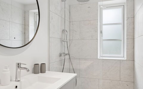 Har - 685M from the Sea: Bagno, Idraulico Fixture, Parete, Pavimentazione, Interior Design, Pavimento, Lavandino Del Bagno, Lavello, Specchio, Rubinetto