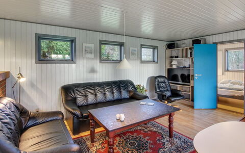 Kate - 700M to the Fjord: Pavimentazione, Legna, Soffitto, Pavimento, Interior Design, Divano, Camera, Mobilia, Soggiorno