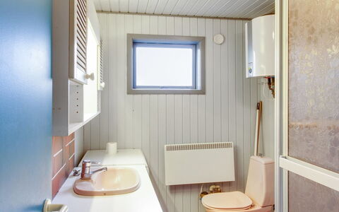Kate - 700M to the Fjord: Parete, Idraulico Fixture, Lavandino Del Bagno, Pavimentazione, Legna, Pavimento, Lavello, Bagno, Interior Design, Gabinetto