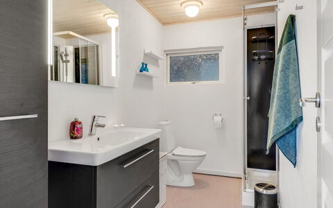 Danail - 250M from the Sea: Idraulico Fixture, Bagno, Pavimentazione, Lavandino Del Bagno, Lavello, Interior Design, Pavimento, Mobiletto Del Bagno, Rubinetto, Specchio