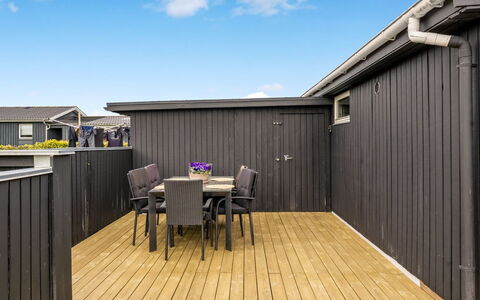 Danail - 250M from the Sea: Tetto, Casa, Casa, Villetta, Porta, Raccordo, Deck, Portico, Plank, Latifoglie