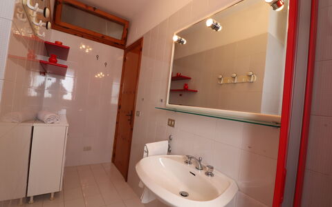 Myriam: Lavandino Del Bagno, Idraulico Fixture, Bagno, Pavimentazione, Lavello, Pavimento, Interior Design, Rubinetto, Camera, Idraulico