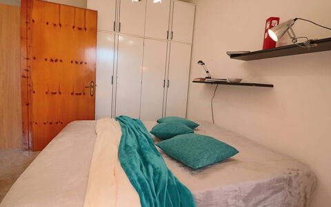 Myriam: Letto, Mobilia, Camera Da Letto, Parete, Interior Design, Lenzuolo, Bedding, Pavimentazione, Pavimento, Camera