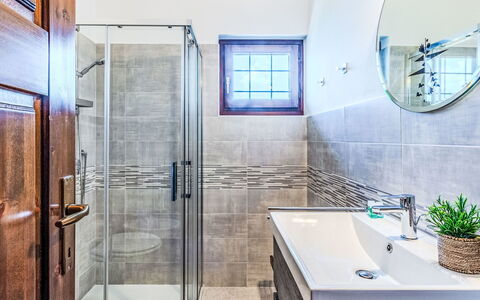 Lidia: Bagno, Idraulico Fixture, Pavimentazione, Interior Design, Pavimento, Rubinetto, Lavello, Idraulico, Piastrella, Lavandino Del Bagno