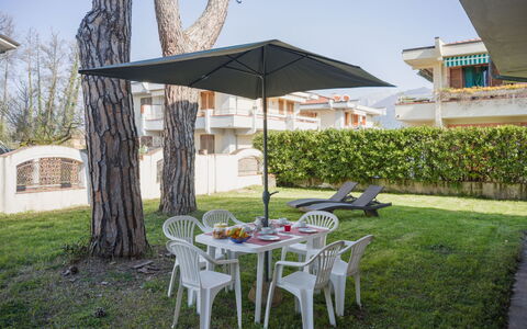 Grande Appartamento: Ombrello, Shade, Mobili Da Esterno, Prato, Giardino, Tavolo Esterno, Sedia, Landscaping, Cortile, Eco Hotel