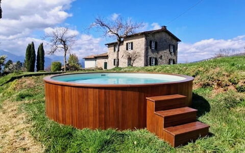 Il Colle di Tiglio: Piscina, Color Legno, Giardino, Landscaping, Cortile, Estate, Backyard, Giochi D'Acqua, Latifoglie