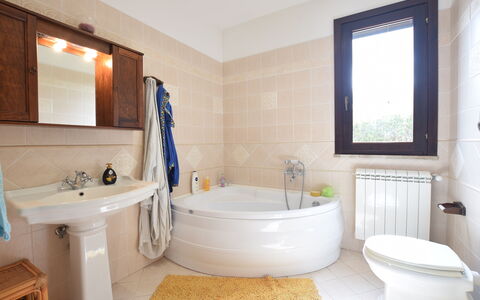 Villa Margi: Bagno, Pavimentazione, Idraulico Fixture, Interior Design, Pavimento, Vasca Da Bagno, Rubinetto, Idraulico, Lavello, Gabinetto