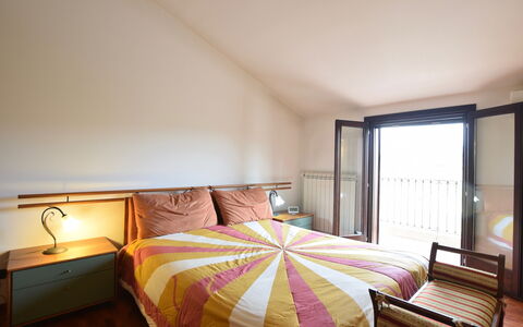 Villa Margi: Letto, Mobilia, Interior Design, Camera Da Letto, Pavimento, Pavimentazione, Bedding, Camera, Lenzuolo, Parete