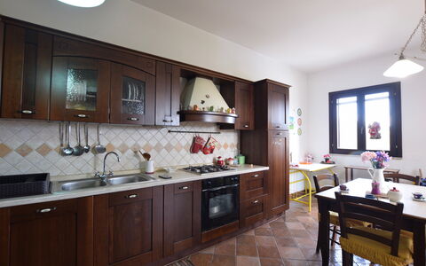 Villa Margi: Cucina, Interior Design, Legna, Pavimentazione, Mobilia, Controsoffitto, Pavimento, Elettrodomestico Da Cucina, Apparecchio Major, Camera