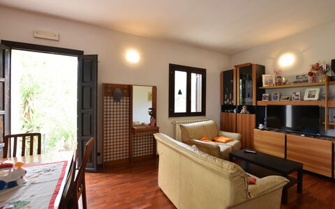 Villa Margi: Mobilia, Interior Design, Pavimentazione, Legna, Pavimento, Soffitto, Tavolo, Camera, Soggiorno, Sedia