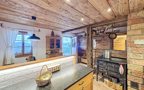 Mirnock-Chalet: Legna, Soffitto, Cucina, Interior Design, Pavimentazione, Controsoffitto, Lampada, Pavimento, Camera, Mobilia