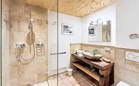 Mirnock-Chalet: Pavimentazione, Interior Design, Idraulico Fixture, Pavimento, Bagno, Soffitto, Idraulico, Rubinetto, Lavello, Mobiletto Del Bagno