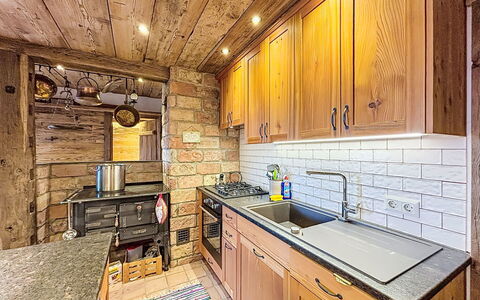 Mirnock-Chalet: Cucina, Legna, Soffitto, Pavimentazione, Interior Design, Controsoffitto, Cabinetry, Elettrodomestico Da Cucina, Pavimento, Mobilia