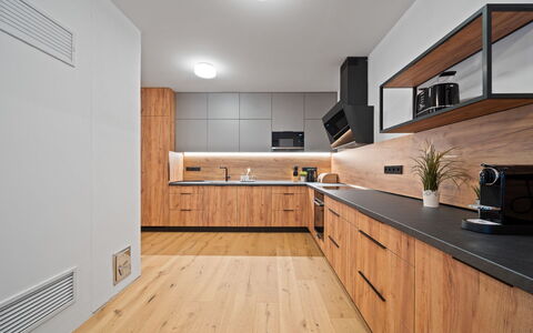 Na Kovárně: Controsoffitto, Cucina, Pavimentazione, Legna, Interior Design, Cabinetry, Mobilia, Pavimento, Soffitto, Pavimento In Legno