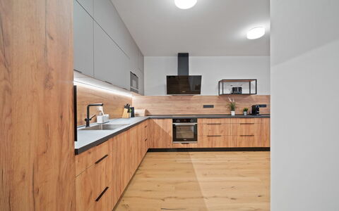 Na Kovárně: Controsoffitto, Cucina, Pavimentazione, Interior Design, Cabinetry, Legna, Mobilia, Pavimento, Elettrodomestico Da Cucina, Soffitto