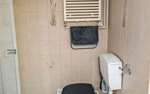 Breite Straße: Toilet Seat, Gabinetto, Bagno, Idraulico Fixture, Pavimentazione, Pavimento, Idraulico, Interior Design, Piastrella, Lavello